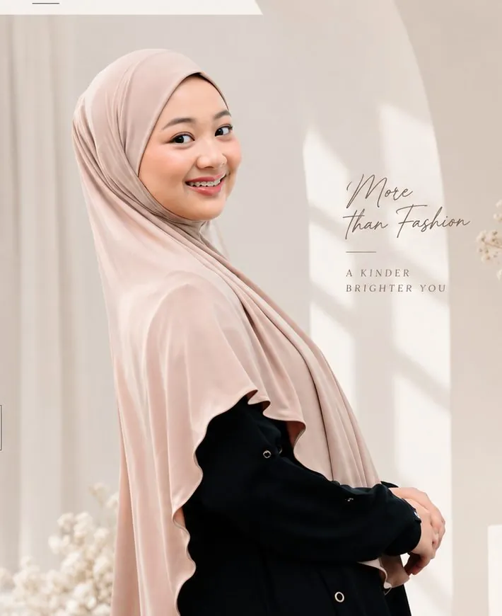 Model mengenakan hijab beige dan busana syar'i Ayuma Febe